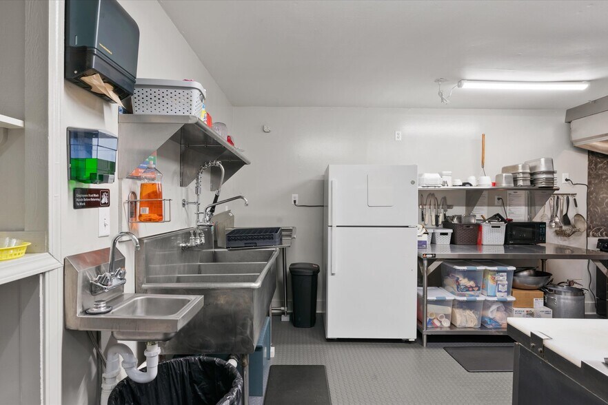 More Photos Of 322 N Pennsylvania Ave, Lawson Bar For Sale