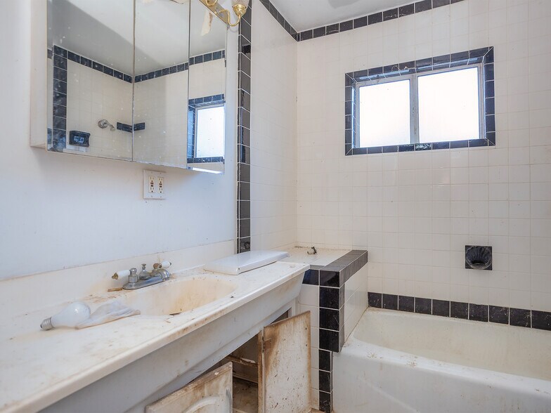 More Photos Of 4463 Bellflower Ave, West Toluca Lake Apartments For Sale