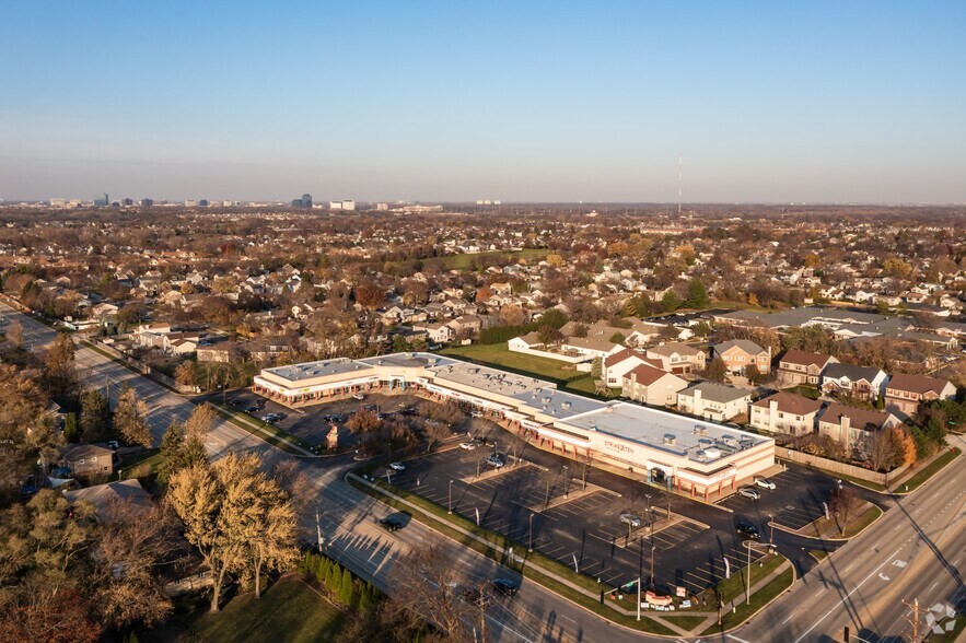 More Photos Of 800-830 E Nerge Rd, Roselle General Retail For Lease