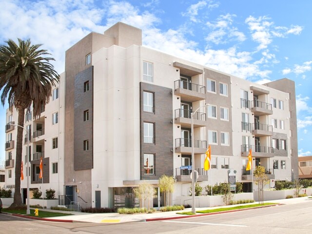 More Photos Of 11900 Courtleigh Dr, Los Angeles Apartments For Sale