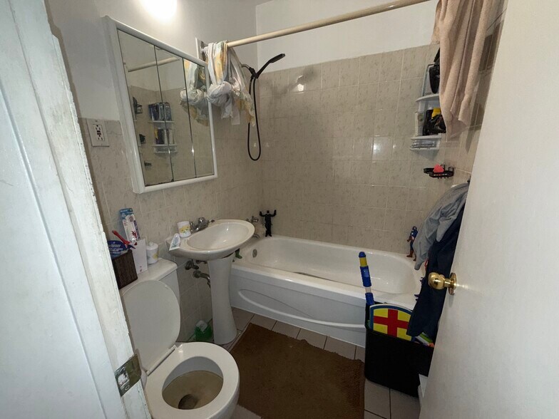 More Photos Of 9515 Rue Lajeunesse, Montréal Multifamily For Sale