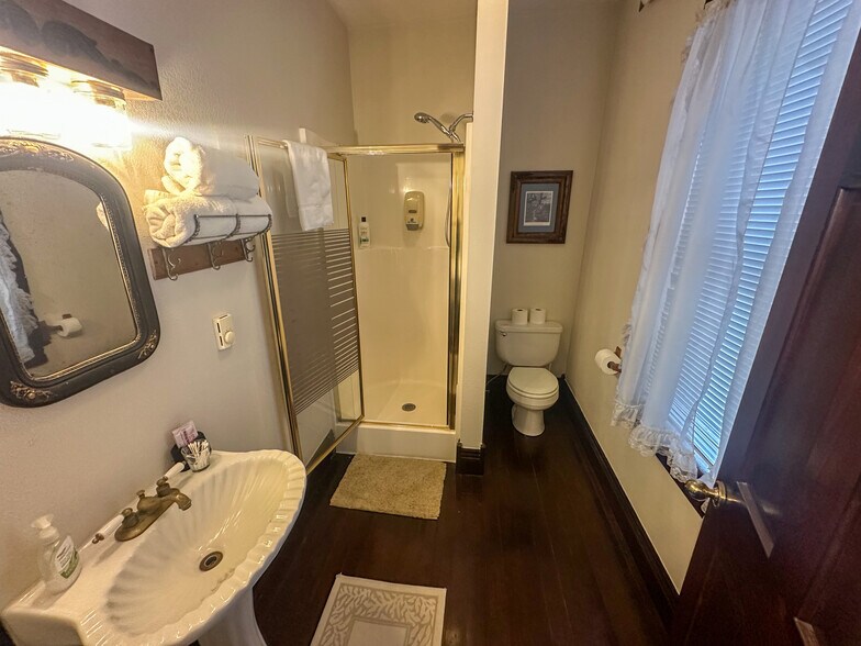 More Photos Of 211 W Kansas St, Crofton Hotel For Sale