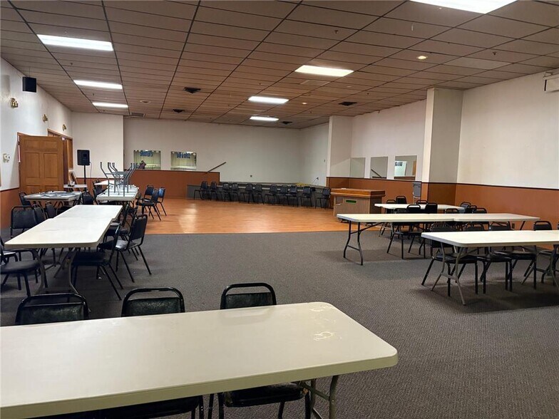 More Photos Of 530 W Christenson Ave, Appleton General Retail For Sale