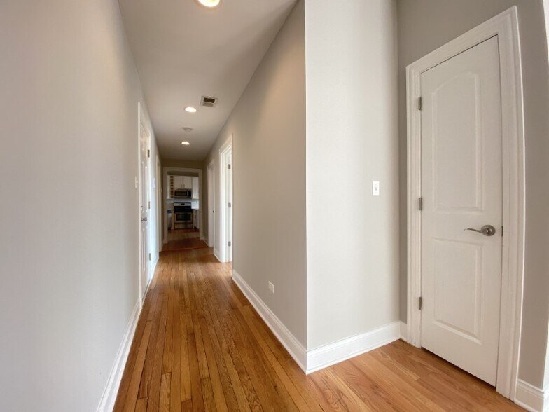 More Photos Of 4401-4403 N Clark St, Chicago Apartments For Lease