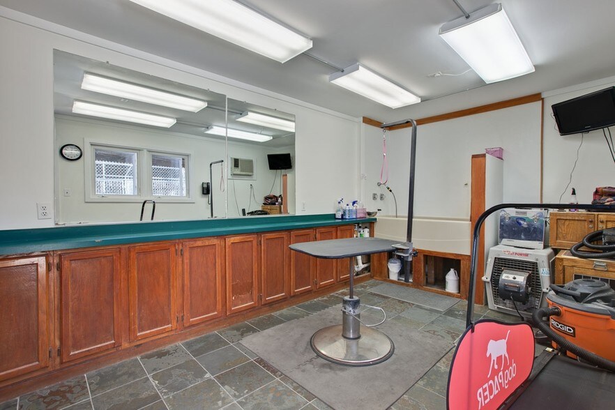 More Photos Of 4403 S Roberts Rd, Island Lake Veterinarian Kennel For Sale
