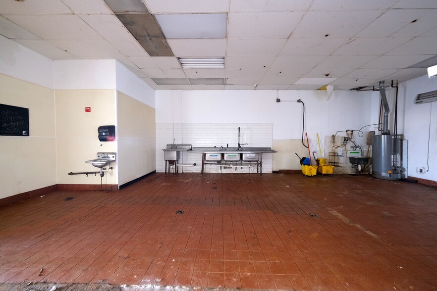 More Photos Of 191-219 Mineola Ave, Roslyn Heights Unknown For Lease