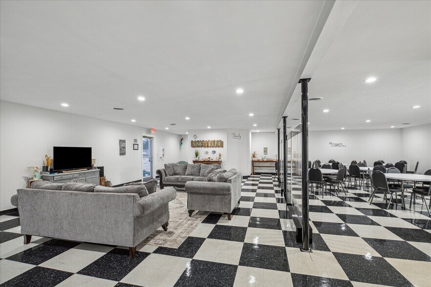 More Photos Of 303 E Academy St, Brenham Flex For Lease