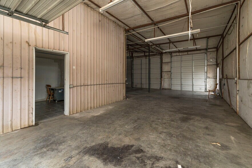 More Photos Of 108 West Gillum, Grandview Warehouse For Sale