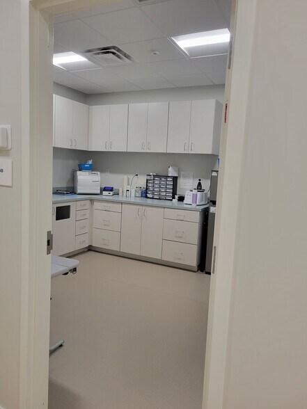 More Photos Of 3035 Lakeland Hills Blvd, Lakeland Medical For Lease