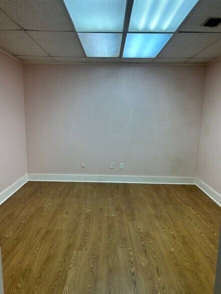 More Photos Of 1420 N Austin St, Seguin Office For Lease