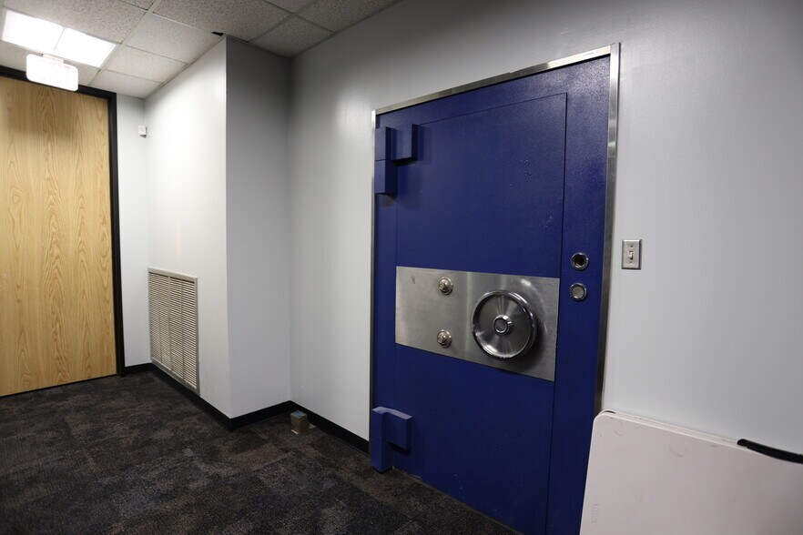 More Photos Of 101 Wells Fargo Dr, Houston Auto Repair For Sale