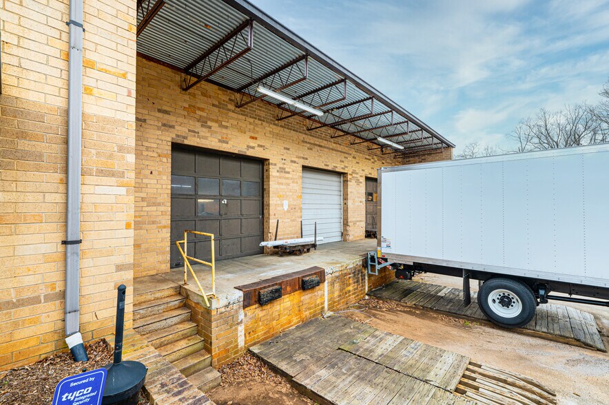 More Photos Of 3340 20th Ave SE, Newton Unknown For Lease