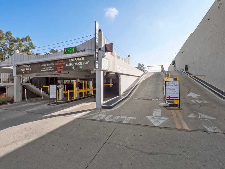 More Photos Of 20969 Ventura Blvd, Woodland Hills Restaurant For Lease