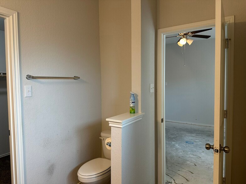 More Photos Of 104 Green Jay Dr, Jarrell Specialty For Sale