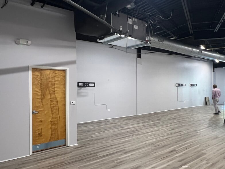 More Photos Of 320 W Coleman Blvd, Mt Pleasant Unknown For Lease