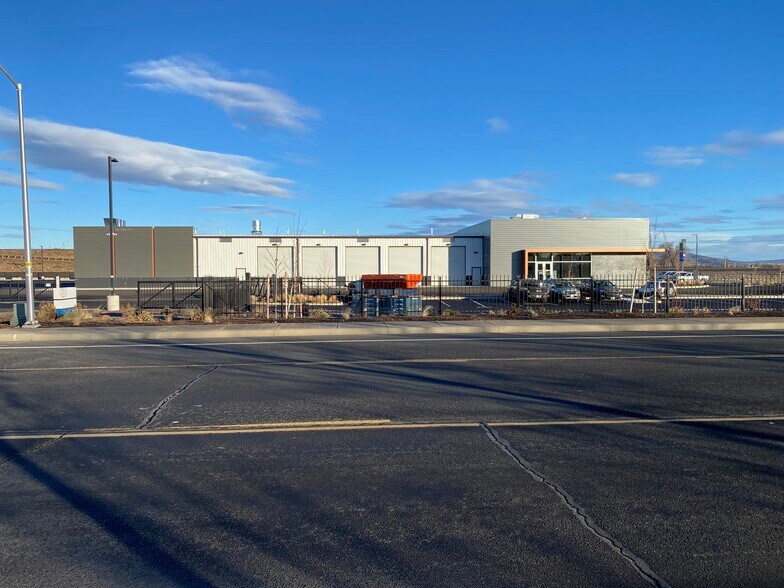 More Photos Of 2475 NW Canal Blvd, Redmond Flex For Lease