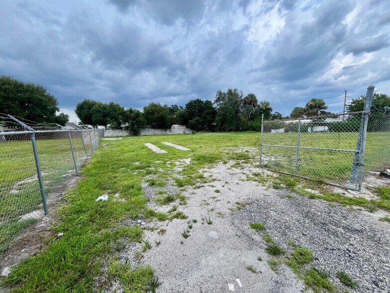 More Photos Of 4069-4129 SE Salerno Rd, Stuart General Retail For Lease