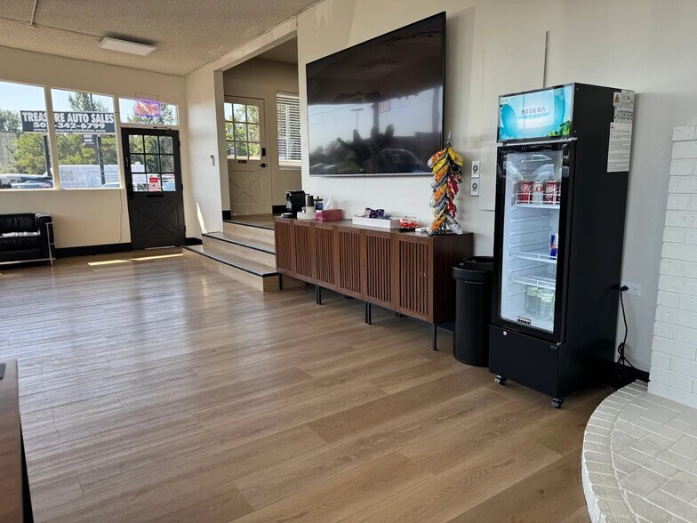 More Photos Of 20105 McLoughlin Blvd, Gladstone Freestanding For Lease