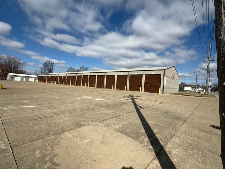 Primary Photo Of 302 Russell st, Marion Self Storage For Sale