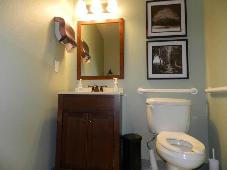 More Photos Of 1541 Ogden Rd, Montrose Medical For Lease