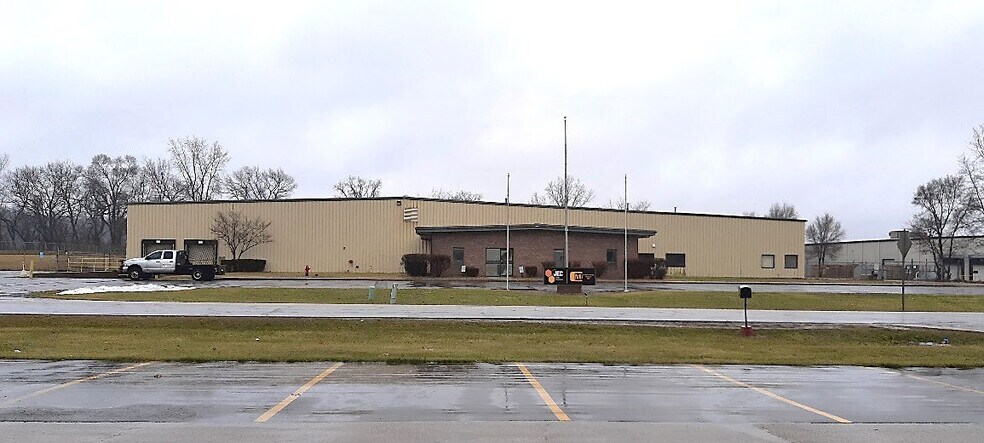 Primary Photo Of 1151 Bloomingdale Dr, Bristol Manufacturing For Sale