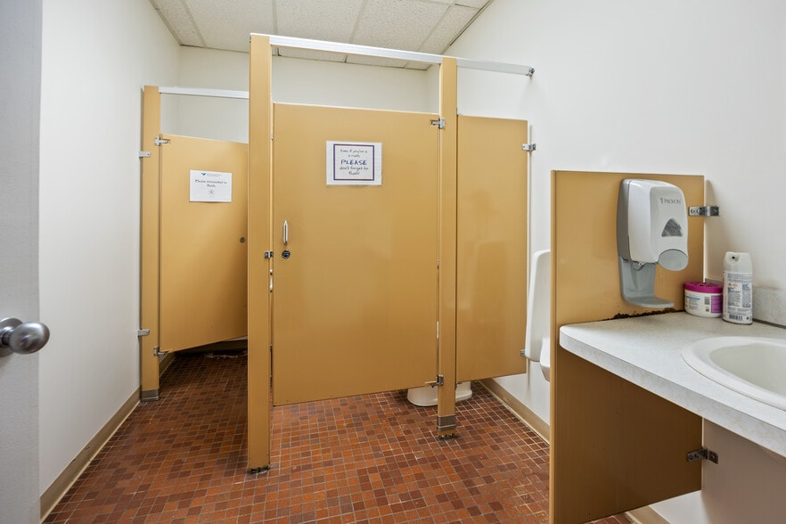 More Photos Of 19 Lunar Dr, Woodbridge Medical For Lease