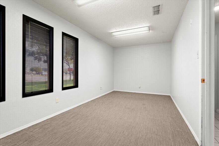 More Photos Of 8008 Slide Rd, Lubbock Office For Sale