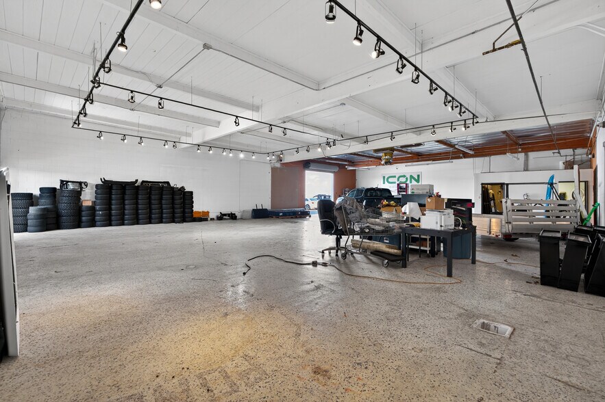 More Photos Of 8116-8144 Deering Ave, Canoga Park Warehouse For Lease