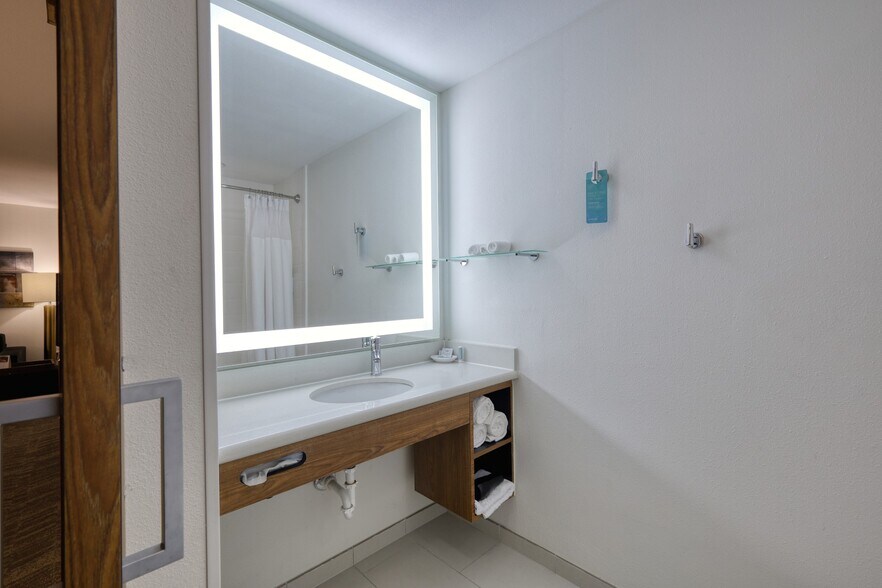 More Photos Of 2120 Nasa 1 Rd, Seabrook Hotel For Sale