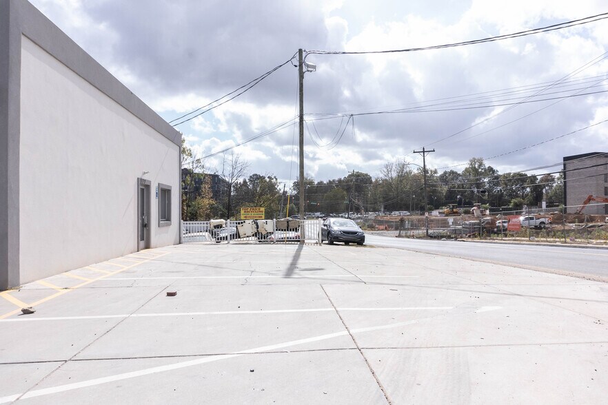 More Photos Of 122 Atando Ave, Charlotte Service For Lease