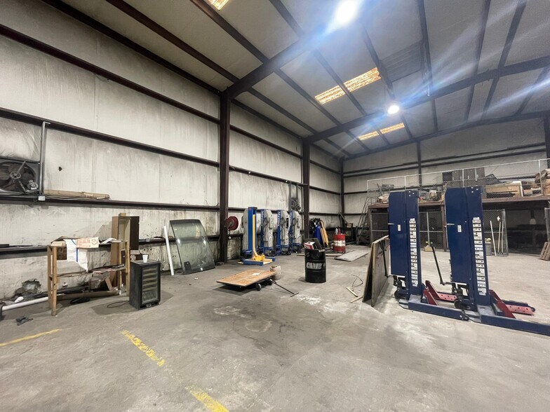 More Photos Of 11318 Bedford St, Houston Warehouse For Sale