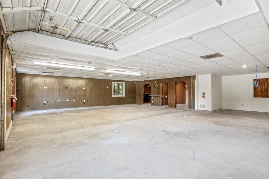 More Photos Of 450 US-259, Daingerfield Showroom For Sale