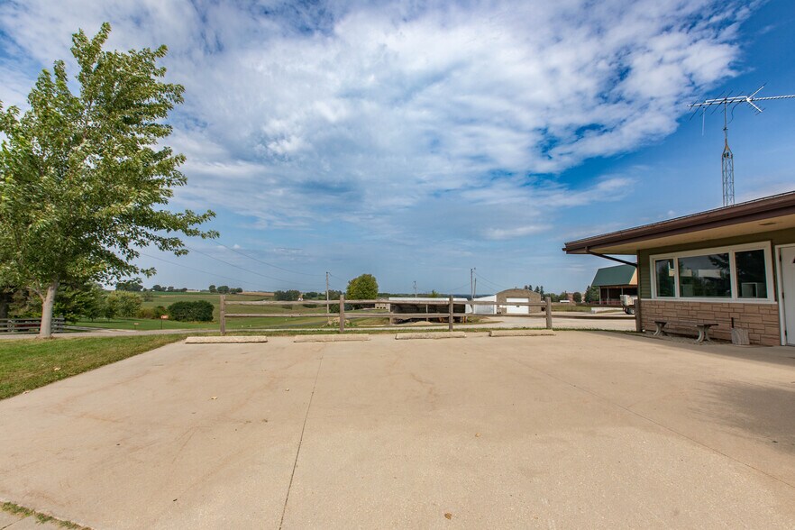More Photos Of 308 Dale Dr, Montfort General Retail For Sale