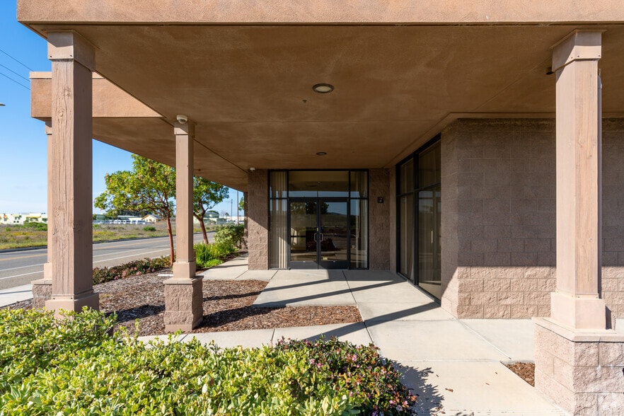 More Photos Of 1467 W Fairway Dr, Santa Maria Office For Lease