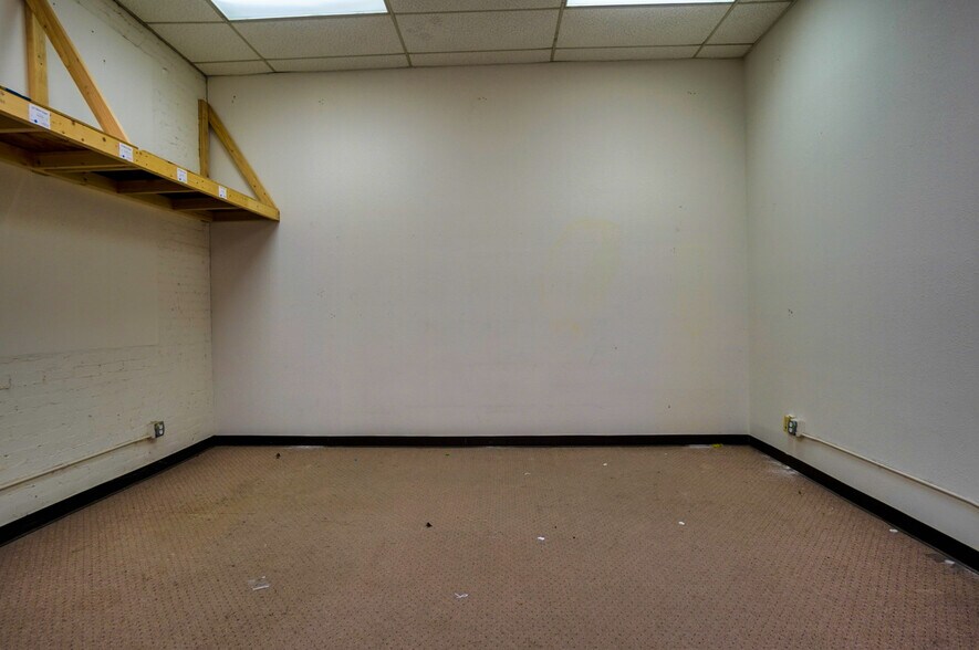 More Photos Of 8 NW 8th St, Oklahoma City Light Manufacturing For Lease