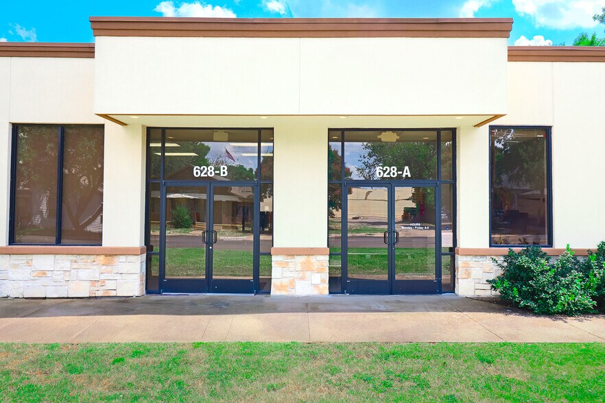 More Photos Of 628 Centre St, Dallas Office For Sale