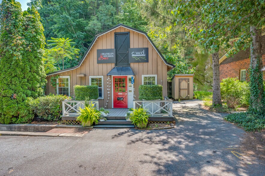 More Photos Of 172 Main st, Saluda Showroom For Sale