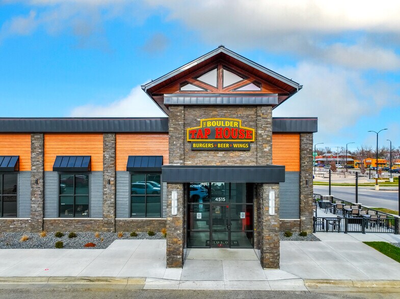 Primary Photo Of 4515 Westdale Pkwy SW, Cedar Rapids Restaurant For Sale