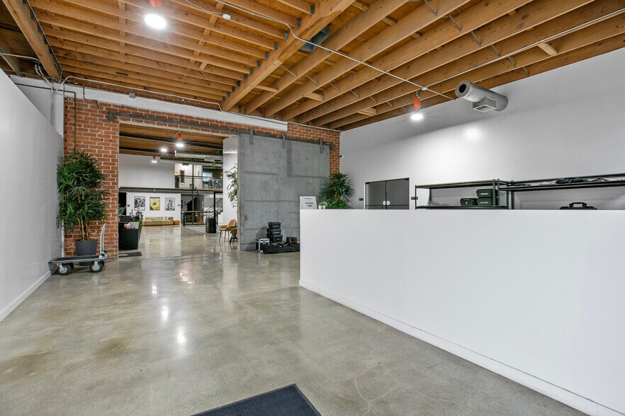 More Photos Of 1604 Venice Blvd, Los Angeles Showroom For Lease