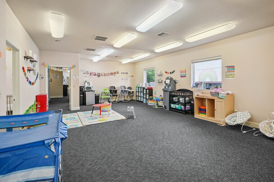 More Photos Of 81 Freeman Ct, Central Point Office For Sale