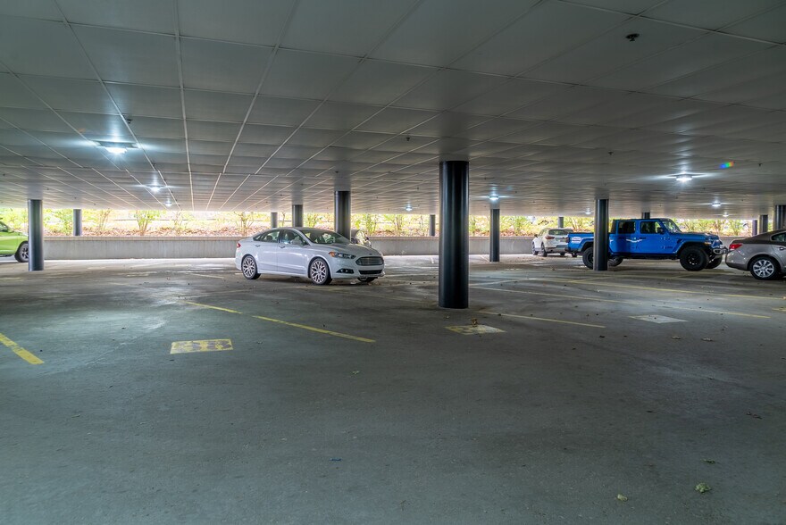 More Photos Of 691 N Squirrel Rd, Auburn Hills Office For Lease