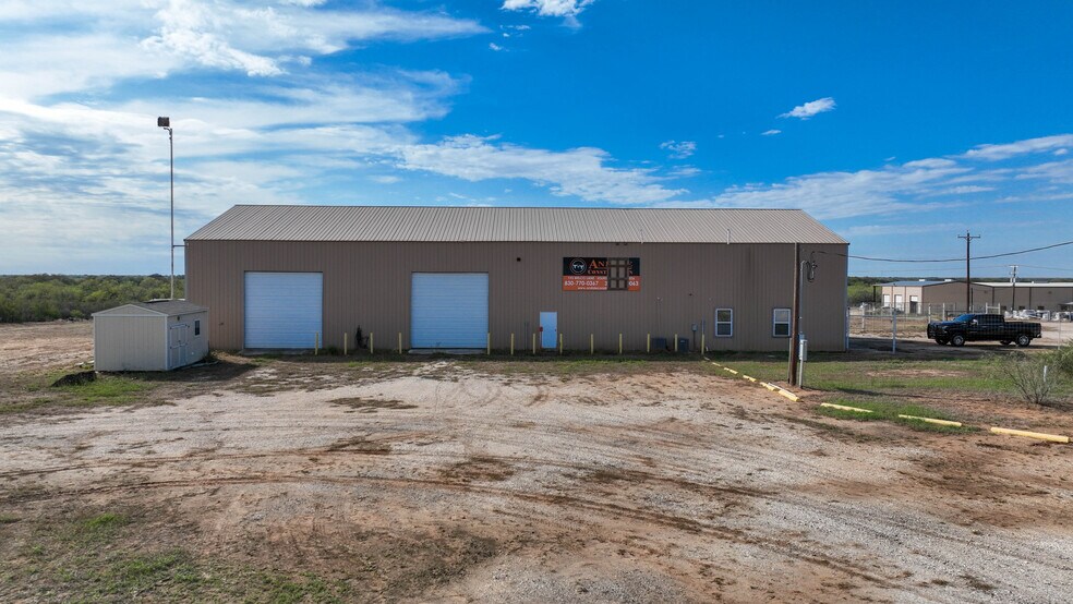 More Photos Of 193 Welco Ln, Jourdanton Warehouse For Sale