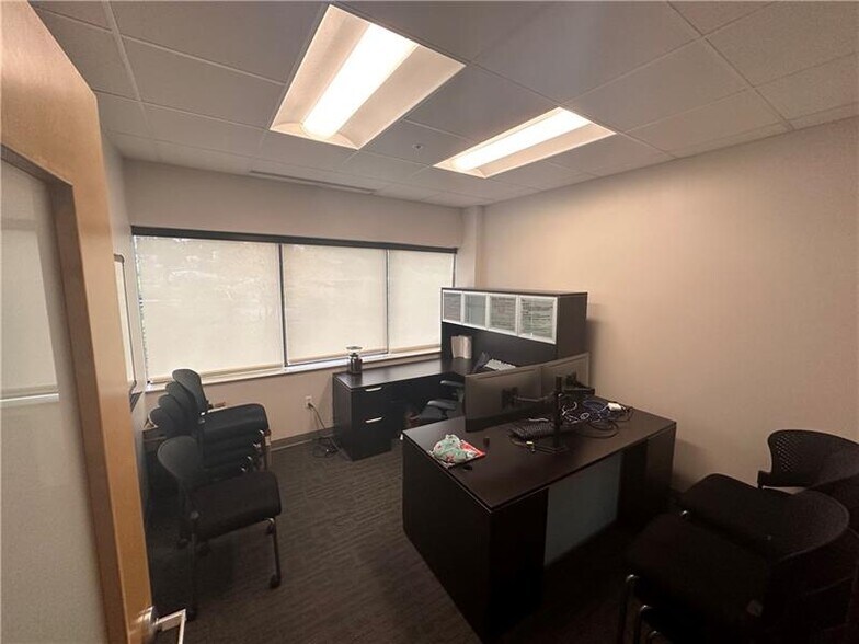 More Photos Of 800 Regis Ave, Pittsburgh Medical For Lease