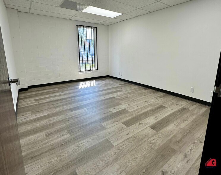 More Photos Of 9851 Owensmouth Ave, Chatsworth Warehouse For Lease