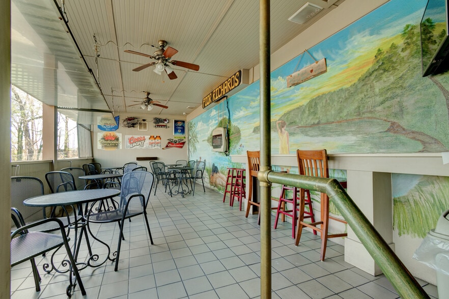 More Photos Of 1702 Park Hill Dr, Gainesville Restaurant For Sale