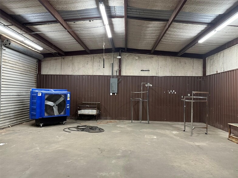 More Photos Of 2105 NE 2nd St, Mineral Wells Warehouse For Sale