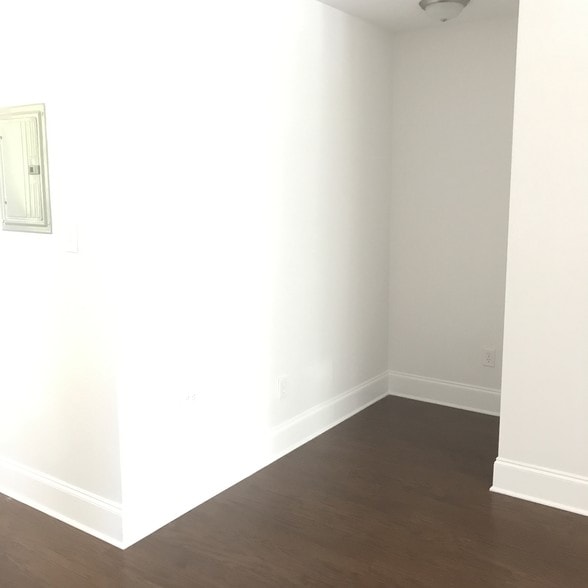 More Photos Of 708 S Shelmore Blvd, Mount Pleasant Storefront Retail Residential For Lease