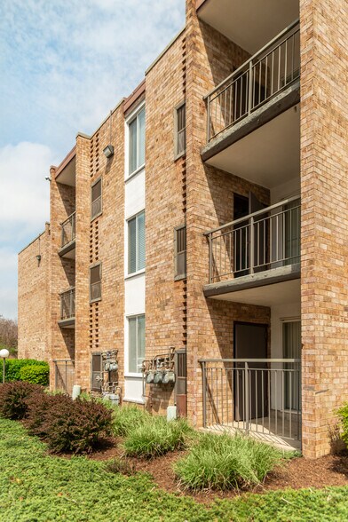 More Photos Of 300-302 W Glebe Rd, Alexandria Apartments For Sale