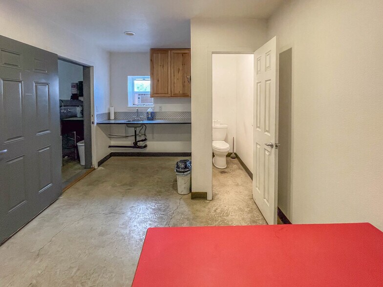 More Photos Of 1625 W Duke Rd, Sutherlin Warehouse For Sale