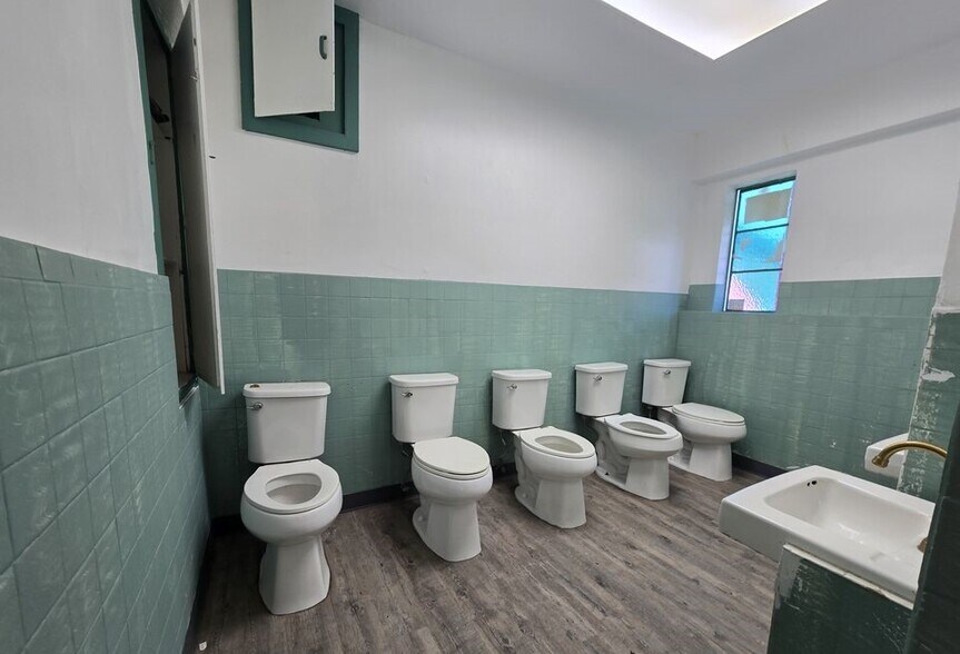 More Photos Of 175-177 S Robertson Blvd, Beverly Hills Storefront For Lease